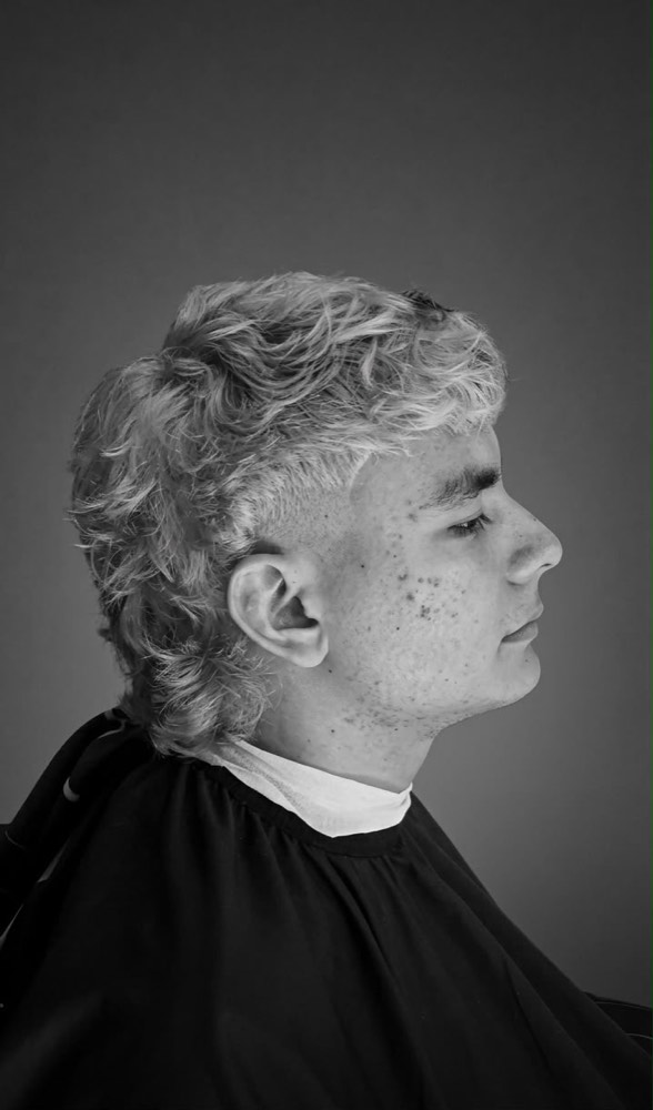 Mullet decolorado con rizo definido y laterales cortos